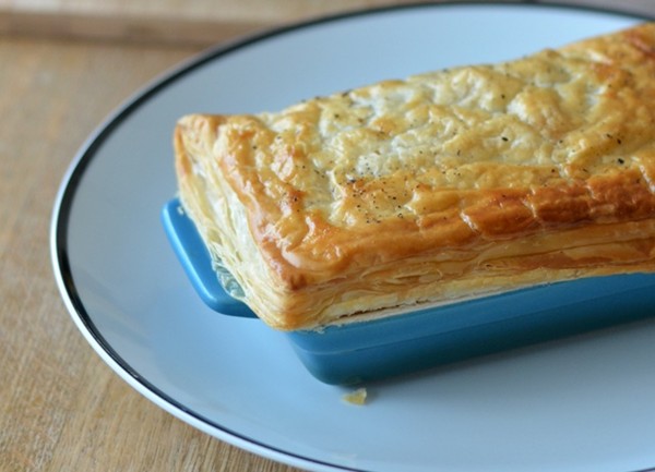 Quorn strip and onion pie