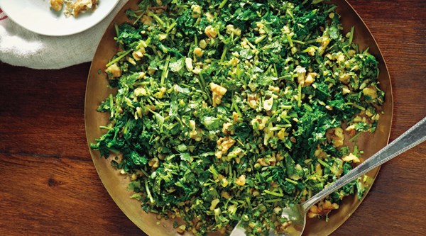 Racha's spinach salad with walnuts and cilantro (Spanokit)