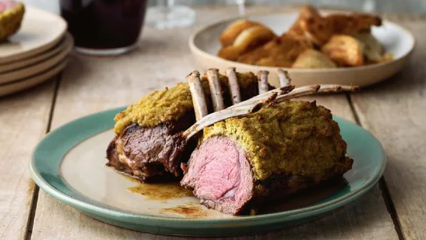 Rack of lamb with an olive crust (Carré d'agneau en croûte d'olive)