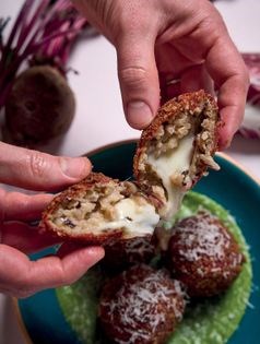 Radicchio arancini with smoked scamorza (Arancini al radicchio e scamorza affumicata)