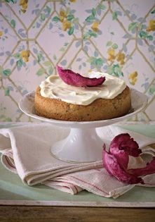 Radicchio cake with white chocolate icing