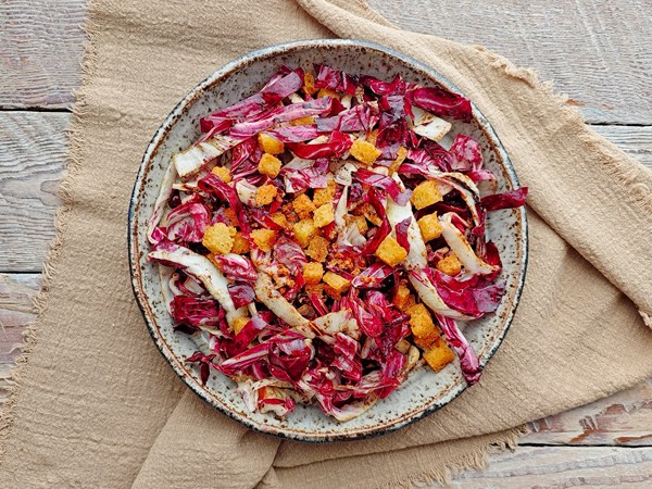 Radicchio salad with croutons (Insalata di radicchio e crostini)