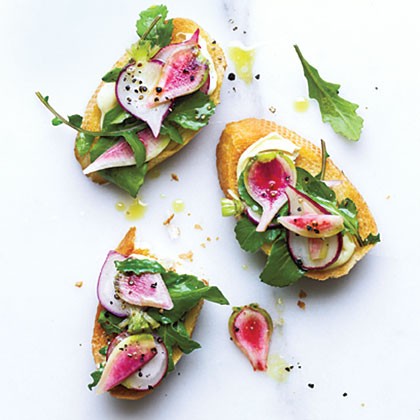 Radish and arugula crostini with Brie