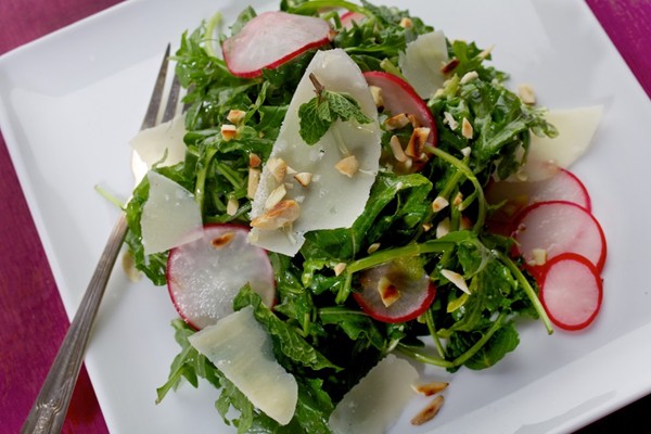 Radish and arugula salad with honey, almonds and mint