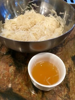  Radish, honey and garlic syrup (Báiluóbo fēngmì dàsuàn tángjiāng / 白蘿蔔蜂蜜大蒜糖漿)