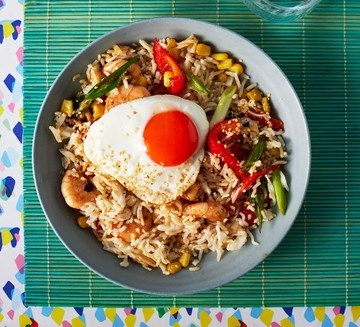 Rainbow fried rice with prawns & fried eggs