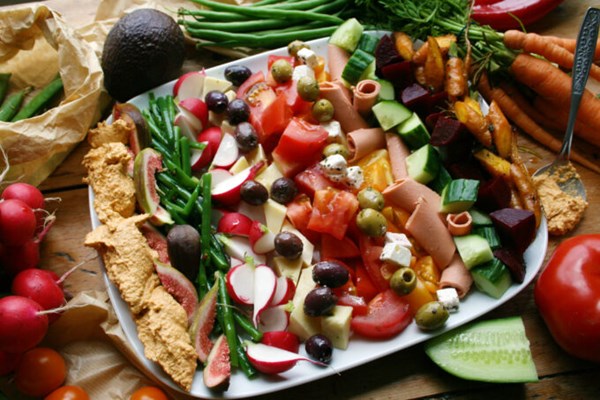 Rainbow salad [pea and pesto mayo]
