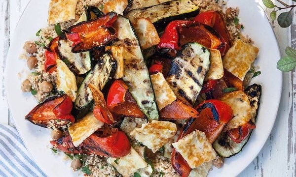 Rainbow salad with halloumi