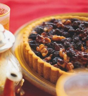 Raisin and walnut jam tart (Tarte au confiture des raisins et noix)