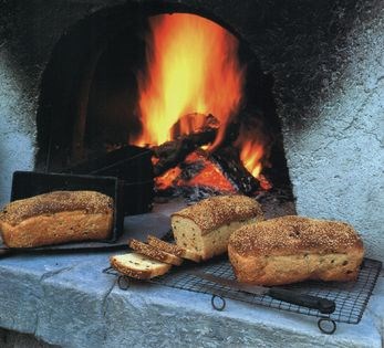 Raisin bread from Mykonos (Mykoniatiko tsoureki)