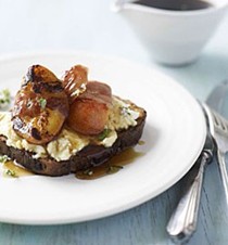 Raisin bread with ricotta, honey and barbecued peaches