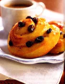 Raisin brioche pastries (Pains aux raisins)
