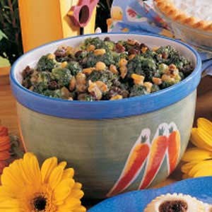 Raisin broccoli toss