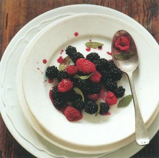 Raspberries and blackberries with sugar and lemon (Lamponi e more al limone)