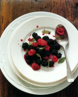 Raspberries and blackberries with sugar and lemon (Lamponi e more al limone)
