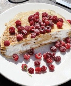 Raspberries and yogurt with buttermilk crêpes