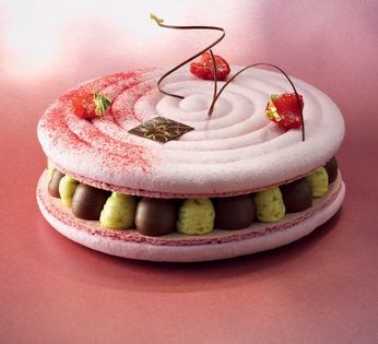 Raspberry & pistachio macaron