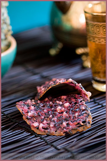 Raspberry and black sesame tuiles dentelles (Tuiles dentelles aux framboises et aux graines de sésame noir)
