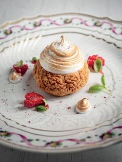 Raspberry and Italian meringue choux buns (Bignè alla crema con lamponi e minga)