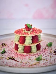 Raspberry and pistachio mousse mille-feuille (Millefoglie lamponi e mousse di ricotta e pistachio)