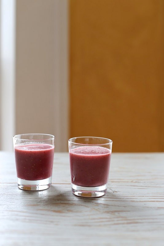 Raspberry and pomegranate smoothie with green tea ice cubes