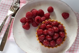 Raspberry and white chocolate tart (Tarte aux framboises et au chocolat blanc vanillé)