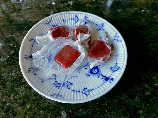 Raspberry caramels