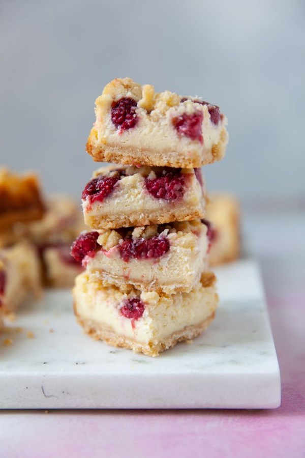 Raspberry cheesecake streusel bars