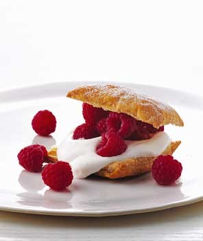 Raspberry crème fraîche puff
