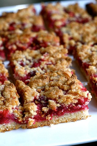 Raspberry crumb bars recipe | Eat Your Books