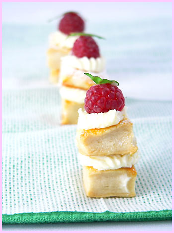 Raspberry feuilleté amuse-bouches