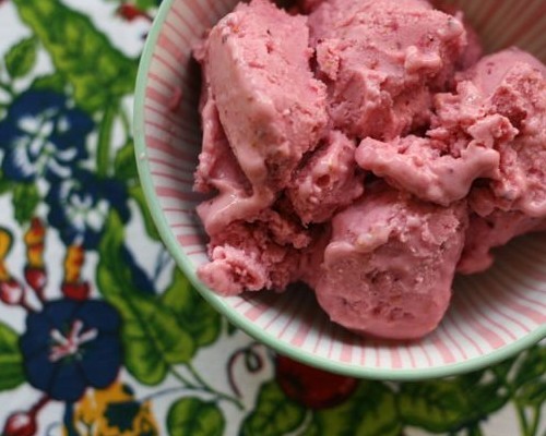 Raspberry-fig frozen yogurt