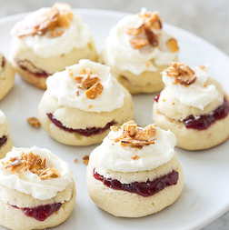 Raspberry-filled almond torte cookies