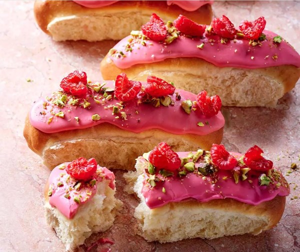 Raspberry iced buns