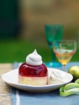 Raspberry meringue cakes with Amaretto cream