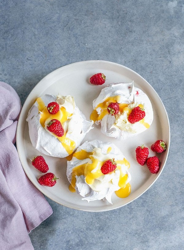 Raspberry meringues with lime curd