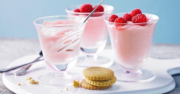 Raspberry mousse with mint biscuits