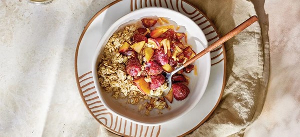 Raspberry-peach overnight oats 