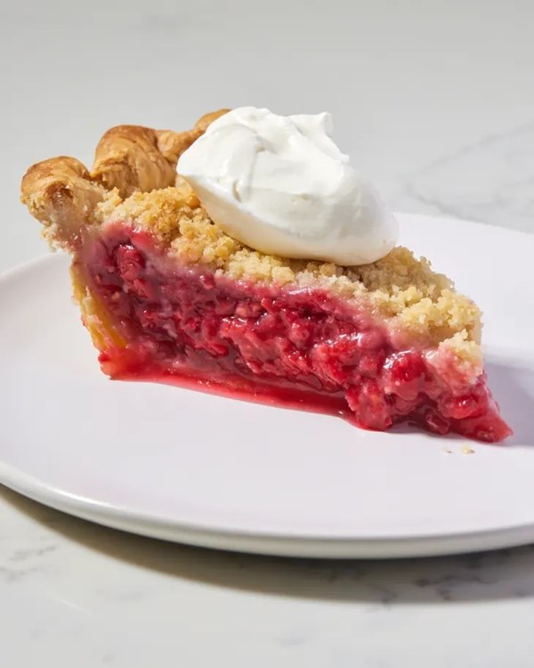 Raspberry pie with streusel topping 