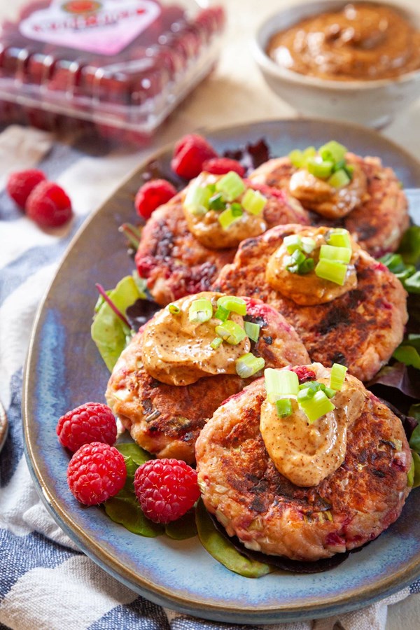 Raspberry salmon cakes with chipotle aioli