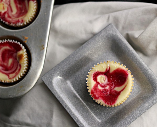 Raspberry swirl cheesecake cupcakes