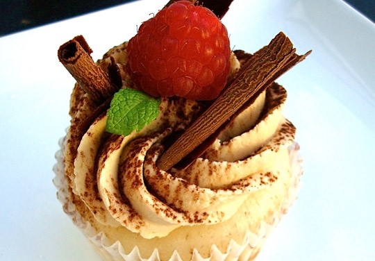 Raspberry tiramisu cupcakes (Pasticcini al tiramisù con lamponi)