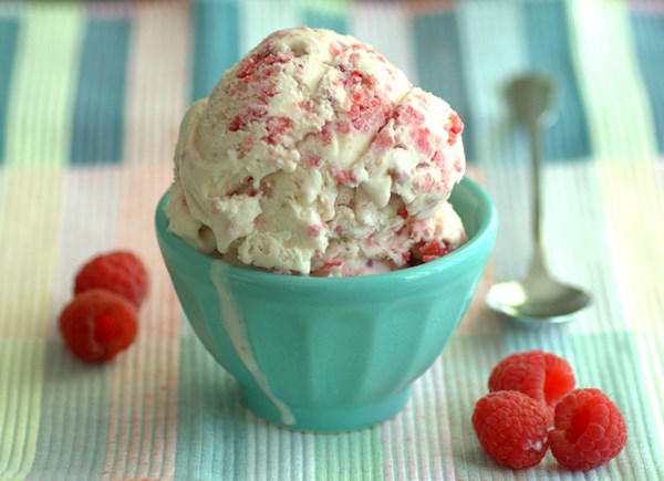 Raspberry vanilla bean no churn ice cream