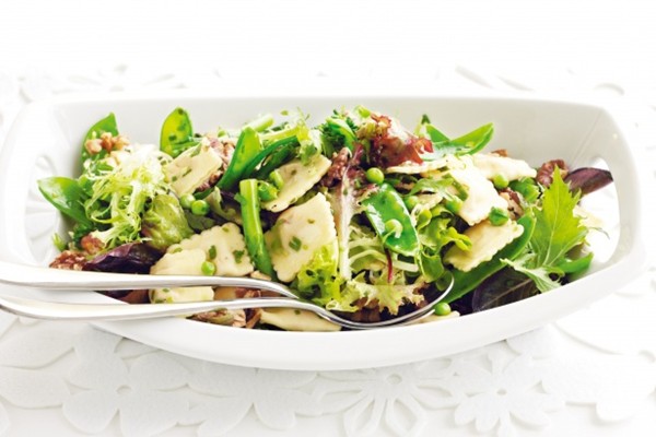 Ravioli salad with summer greens