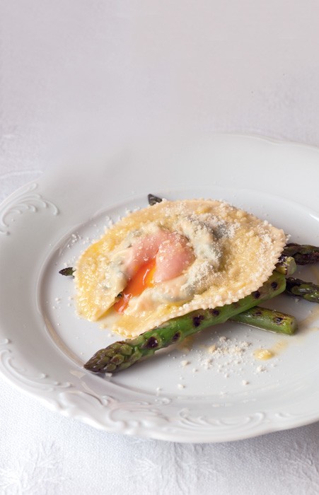 Ravioli with an oozy egg, smoked salmon and griddled asparagus (Ravioli al salmone affumicato)