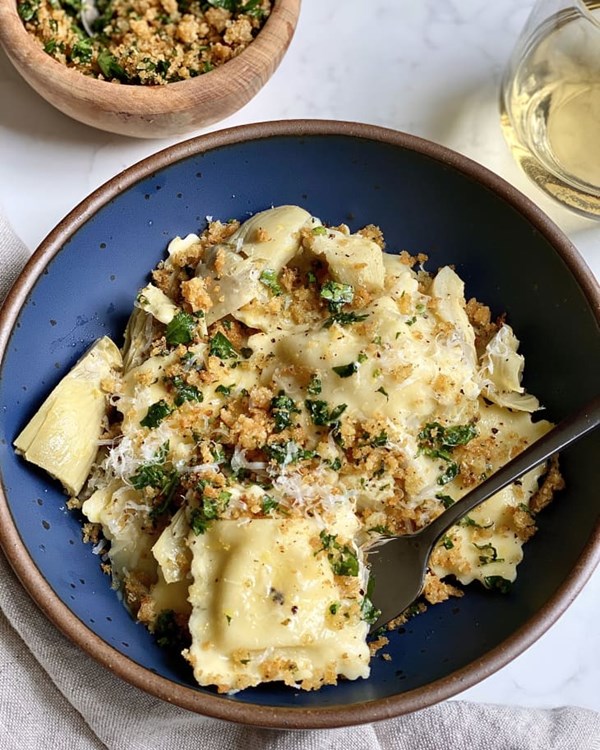 Ravioli with artichokes and garlic breadcrumbs