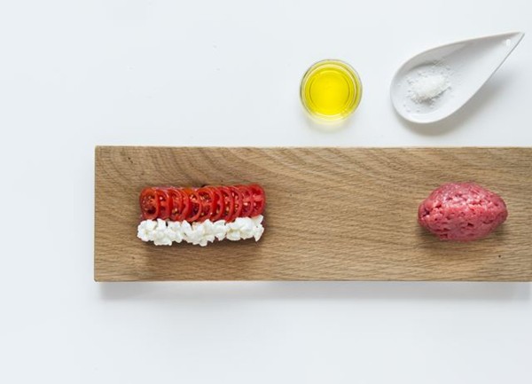 Raw beef with tomatoes and mozzarella 