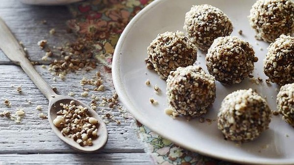 Raw carrot cake bliss balls 