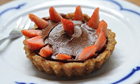 Raw chocolate and strawberry tarts