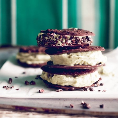 Raw chocolate cookies